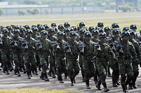 国军将在明年元旦起开始实施“募兵制”，并规定民国83年以后出生的役男须服4个月军事训练役。（AFP）