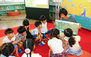 台中市副市长林依莹5日前往南区图书馆，化身为“莹莹阿姨”为小朋友们说故事，鼓励家中有幼儿爸妈为孩子营造阅读环境，减少孩子使用3C的时间。（台中市政府提供）