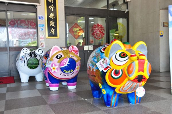 创意的彩绘神猪是结合新竹县教育处和文化局的巧思，为义民祭系列活动增添美丽色彩。（赖月贵／大纪元）