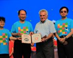為台奉獻53年 秘克琳神父獲頒身分證