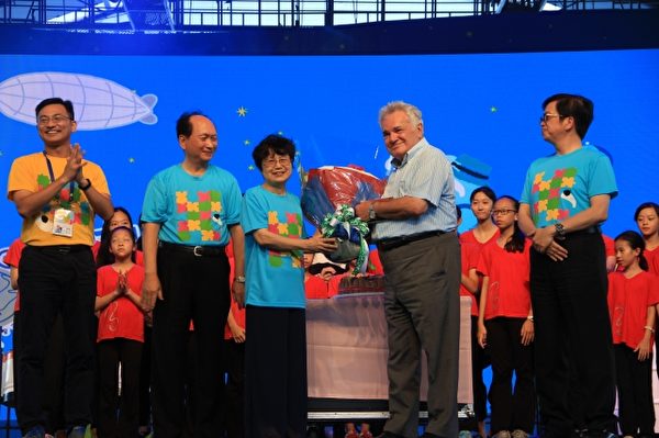 副總統夫人羅鳳蘋女士(左3)為秘克琳神父獻上花束。（謝月琴／大紀元）