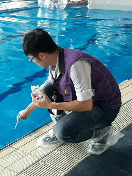 台北市政府卫生局针对营业游泳池水质加强抽验，至6月前抽验游泳池水样共530件，件数合格率为96.2 %。（北市卫生局／提供）