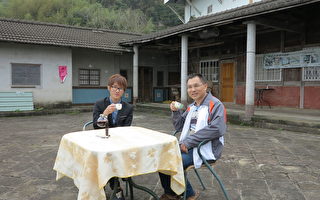 嵩岳咖啡莊園仍保留原本的三合宅院，園主郭章盛與兒子郭志嘉歡迎客人上山來喝咖啡。（賴瑞／大紀元）