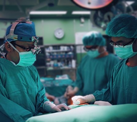新竹馬偕心臟外科劉庭銘醫師（左）為患者進行手術處置。（新竹馬偕醫院提供） 