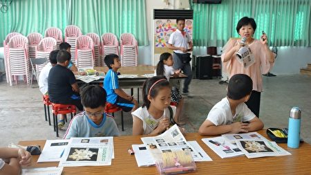 吴沛霞老师替孩子上了一堂“水结晶的故事”课程。（简源良／大纪元）