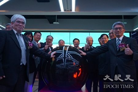 台電公司與台灣港務公司簽約，開始啟動綠能，對在台外商為一大鼓舞。（謝平平／大紀元）