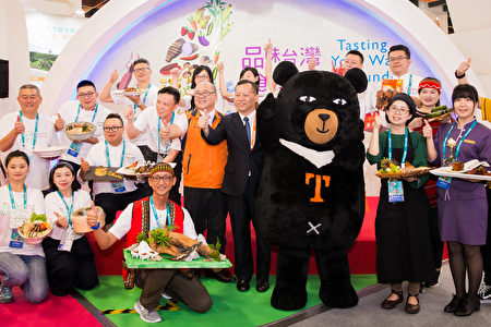 「2017台灣美食展」21日在台北世貿展覽一館登場，全台各地特色美食與台灣觀巴合作，推出自然生態輕旅行。（陳柏州／大紀元）