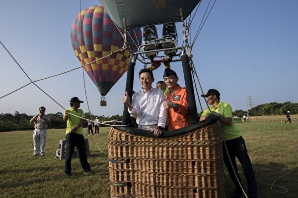 新竹市长林智坚邀请民众，一起体验搭乘热气球升空的感觉。（新竹市府提供）