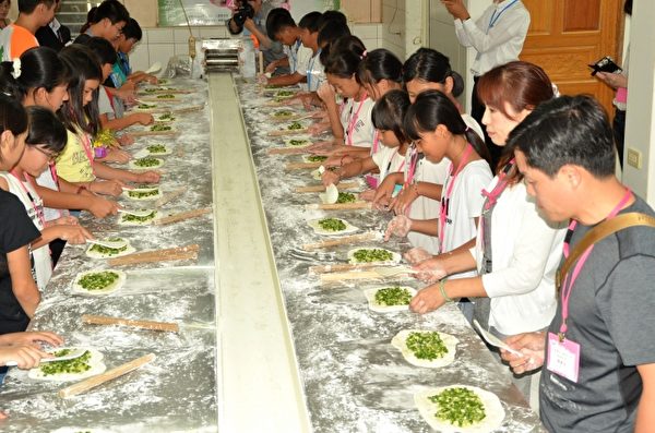 日本岐南町参访团体验做葱油饼。（三星乡公所提供）