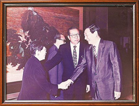 当年一手推动H股上市的李业广（中）称，上市由时任副总理的朱镕基（右）拍板。图左为蔡陈葆心。（余刚翻摄／大纪元）