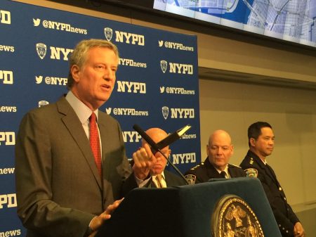 市长白思豪和NYPD局长奥尼尔，对万斯不起诉逃票者评论。