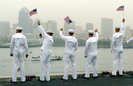 根据赵锦宏的经验，美国的华裔喜欢加入美国海军，因为他们觉得海军更安全。