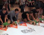 宝宝爬行大赛 华裔踊跃参与