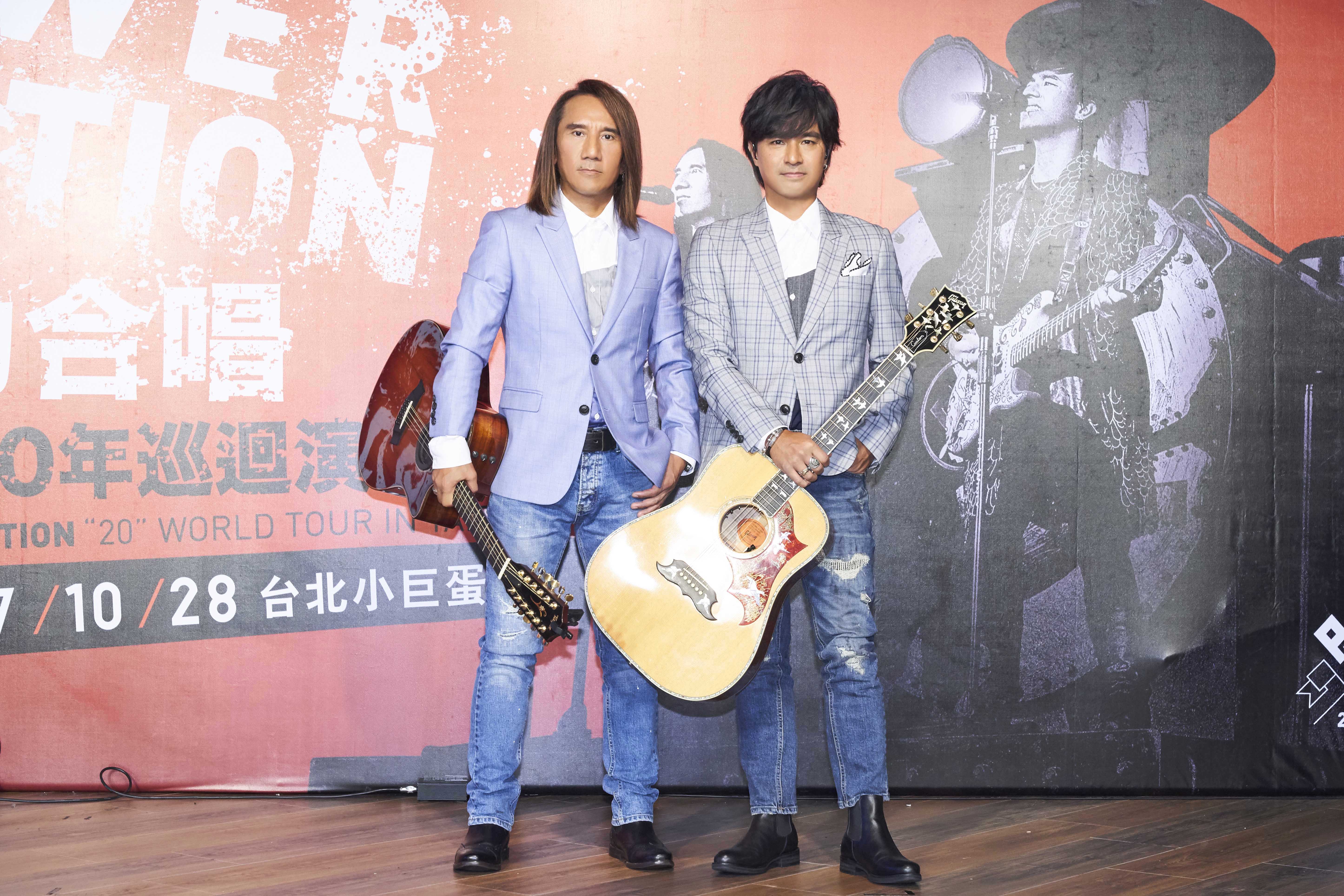 現場動力火車不插電自彈自唱四首PUB熱播歌曲。(華研唱片提供)
