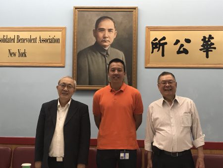 赛事总监梅伟成（中）、中华公所主席萧贵源（左）、台山宁阳会馆主席伍籍泮在记者会上。