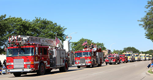 2017年7月4日，美國密西根根奧克拉郡克勞森- 特洛伊國慶節遊行的消防車隊列。（王育梅/大紀元）