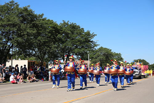 圖：2017年7月4日，參加美國密西根根奧克拉郡克勞森- 特洛伊國慶節遊行的法輪功團隊的唐鼓和花車。（王育梅/大紀元）