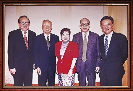 蔡陈葆心（中）先后和4名联交所主席共事，（左起）李业广、利汉钊、利国伟和郑维健。（余刚／大纪元）