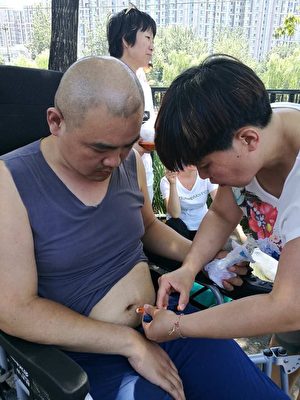 7月10日，黑龙江、吉林、辽宁、内蒙古、四川、山东等地的2000名未分配中专生进京上访。图为辽宁病患者上访。（受访者提供）