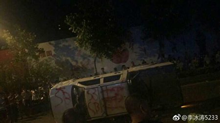 7月20日晚，河南郑州市发生城管暴力围殴瓜农引民愤事件，两辆城管车被民众当场掀翻。（受访者提供）
