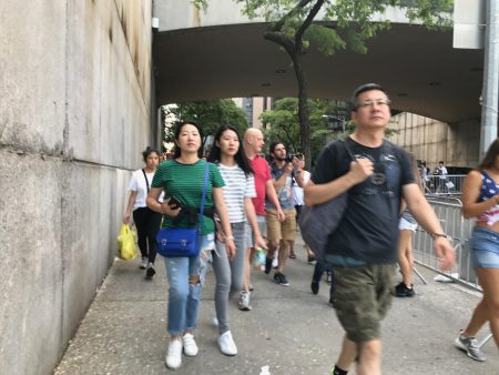 東42街沿路可見不少前去觀賞國慶煙花秀的華人民眾。