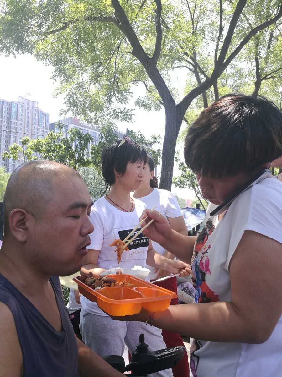 7月10日,黑龍江、吉林、遼寧、內蒙古、四川、山東等地的2000名未分配中專生進京上訪。圖為遼寧病患者上訪。(受訪者提供)