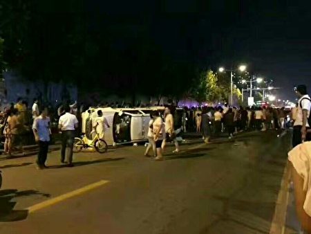 7月20日晚，河南郑州市发生城管暴力围殴瓜农引民愤事件，两辆城管车被民众当场掀翻。（受访者提供）
