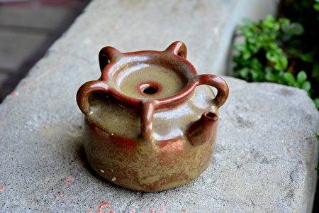 五梅燻油壺，有著小圓口與5個小把手的小壺，是女士儲存髮油的陶罐。（鄧玫玲/大紀元）