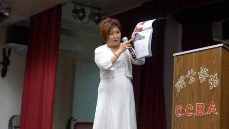 前社會福利專員黃玉霞23日在射擊協會於中華公所舉辦的健康講座中。
