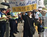 【七一游行】市民自制横幅质疑UGL事件：法治何在？