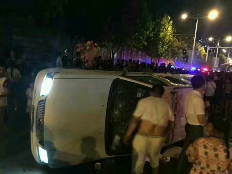 7月20日晚,河南鄭州市發生城管暴力圍毆瓜農引民憤事件,兩輛城管車被民眾當場掀翻。(受訪者提供)