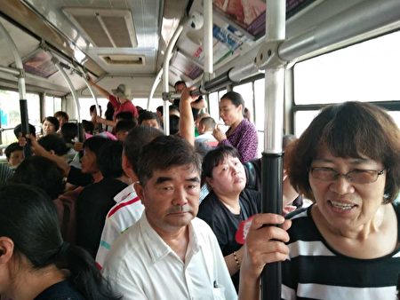 7月1日上午，上海訪民到央視請求曝光上海訪民問題，被警方關進久敬庄。（訪民提供）