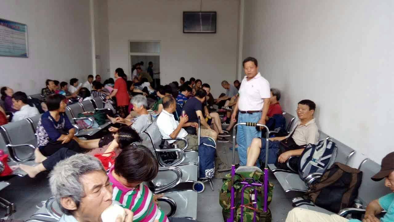 7月1日上午,上海访民到央视请求曝光上海访民问题,被警方关进久敬庄。(访民提供)