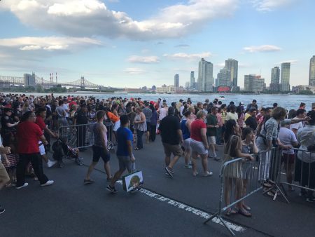到下午6點，曼哈頓東42街的東河岸邊，擠滿了觀賞國慶煙火秀的各族裔民眾。