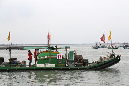 嘉义县妈祖环保舰队由47艘大小渔船和蚵筏组成，场面壮观。（嘉义县政府提供）