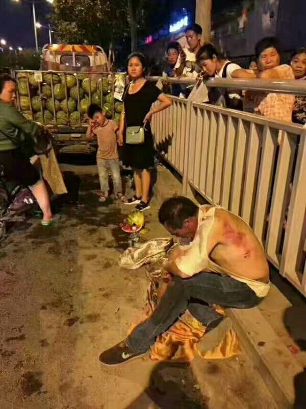 7月20日晚,河南鄭州市發生城管暴力圍毆瓜農引民憤事件,兩輛城管車被民眾當場掀翻。(受訪者提供)