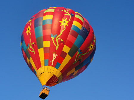这只名叫“梦之船（DreamShip）”的热气球是由为国捐躯的英雄军人及伤残退伍军人的子女设计的，气球象征着他们对未来的希望和梦想。当气球升空时，在地上的上百名男童子军孩子们一片欢腾，与在空中乘坐热气球的孩子们一起挥手欢呼，感动全场。（司瑞/大纪元）