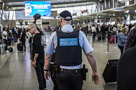 悉尼机场加强安检及巡逻。(Brook Mitchell/Getty Images)