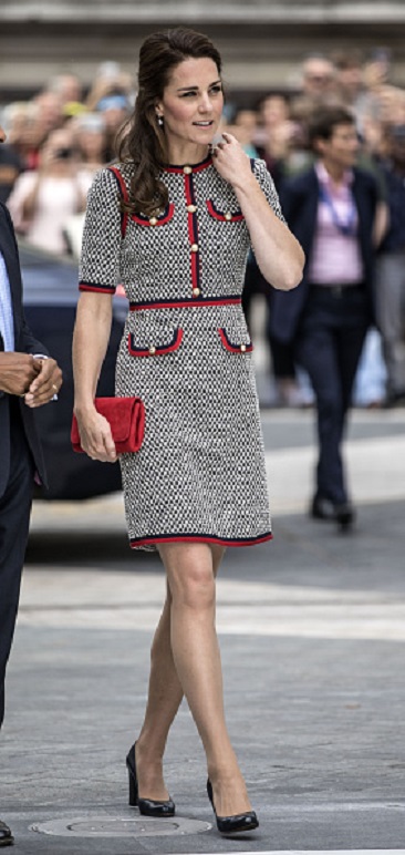  凯特王妃（右）在伦敦出席展览开幕活动，身穿Gucci斜纹软呢洋装，与在中国北京出席电影首映会的中国女星杨幂（左）撞衫。(Photo credit should read RICHARD POHLE/AFP/Getty Images)