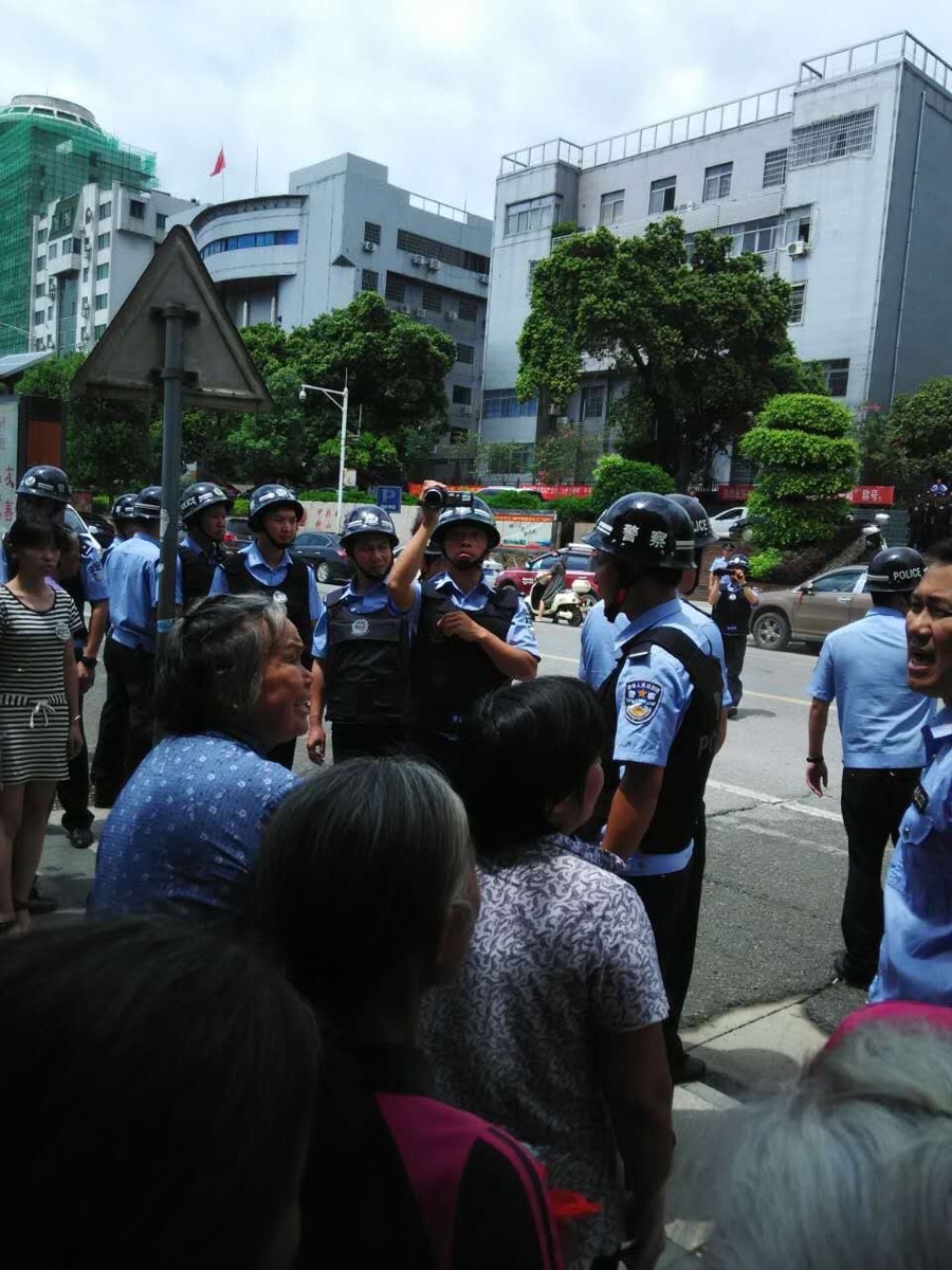 广西贺州市钟山县两安乡立头村数百村民抗议稀土开采所造成的污染问题。(村民提供)