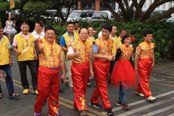 羅東鎮代表會著中國傳統服飾出場。（謝月琴／大紀元）