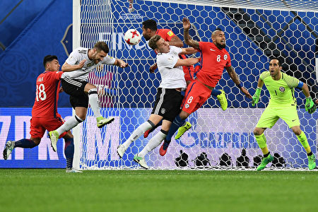 德國隊5戰4勝1平，保持不敗奪冠。圖為德國與智利在決賽中的比賽瞬間。 (FRANCK FIFE/AFP/Getty Images)