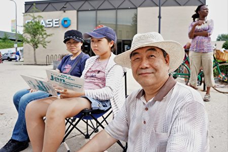 Skokie的韩裔牧师金钟声（Jacob Kim，右一）第三年来看游行。（温文清/大纪元）