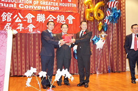 在黄敏境处长（中）的监交下，蔡庆辉（右）接替严杰（左），出任北美洲台湾旅馆联合总会第十三届总会长。（易永琦/大纪元）
