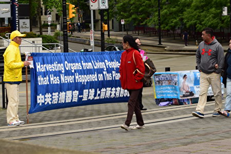 圖說：法輪功學員在溫哥華市中心為制止活摘器官的徵簽活動現場。（唐風/大紀元）
