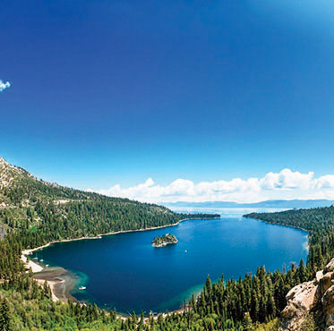 4. 太浩湖 （Lake Tahoe） 位于美国加利福尼亚 州和内华达州，是北 美最大的高山湖泊。(Shutterstock) 