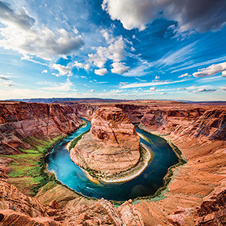 蹄铁湾 （Horseshoe Bend） 是科罗拉多河靠近美国亚 利桑那州佩吉市的一个马 蹄形弯曲，坐落在格伦峡谷水坝和鲍威尔湖的下游。(Shutterstock)