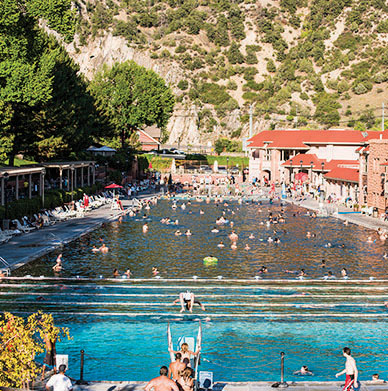 格伦伍德温泉（Glenwood Springs） 泉水富含盐类矿物， 能 舒缓工作疲惫， 或在水 温36 ℃游泳池中畅游一 番，都会有不错的感受。(Shutterstock) 