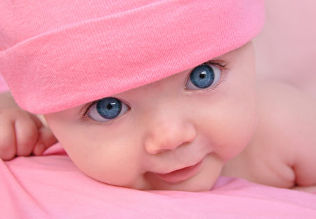 Từ đôi mắt to trong veo này có thể thấy được sự hồn nhiên của em bé. (Fotolia)