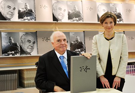 2010年10月8日，科爾和第二任妻子Maike Richter-Kohl一同參觀法蘭克福書展，他手中拿著一本科爾相冊集。（JOHANNES EISELE/AFP/Getty Images)